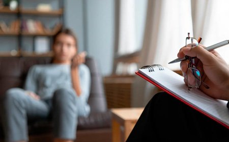 Девушка сидит на терапии у врача